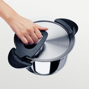 Gripping ribbed handle on lid of a Fissler Intensa Pot