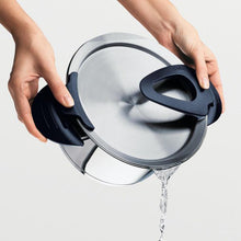 Pouring a Fissler Intensa Pot with lid on
