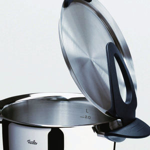 Hooking and tilting a Fissler Intensa lid on the handle of the pot